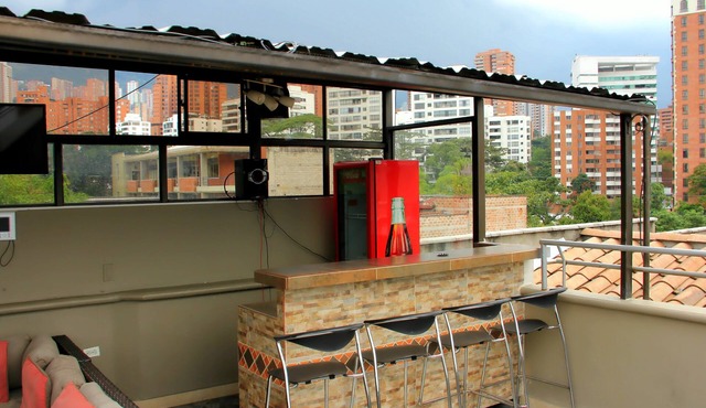 3 Bedroom PH Roofdeck, Ac, Hot Tub, 3 Blocks To Park Lleras