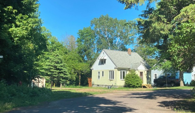 3-bedroom snowmobile and ski house with parking FOUR blocks from trail in town