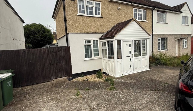 3 bedroom spacious home Parking and WiFi sleeps 5