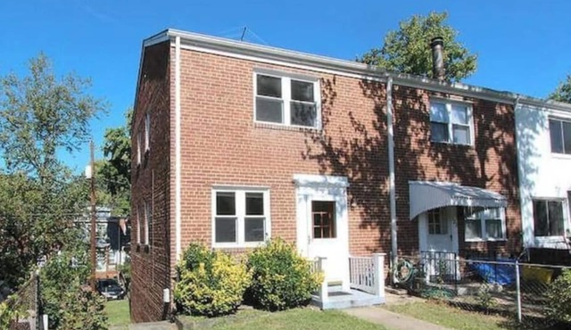 3 bedroom tounhouse near King Street metro