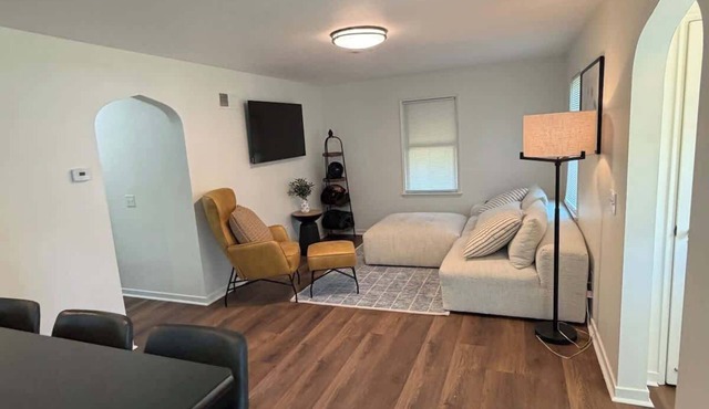 3 bedroom Updated Fully fenced yard