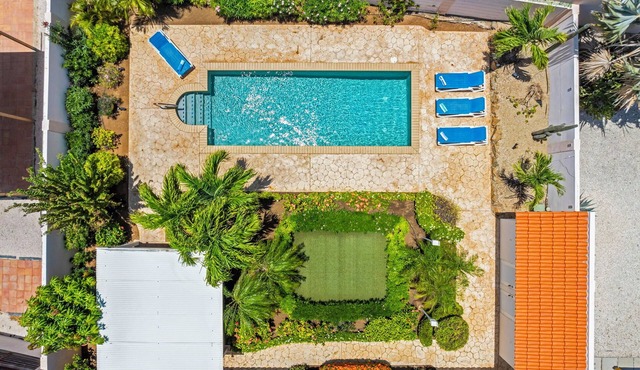3-bedroom villa in delightful Noord with AC