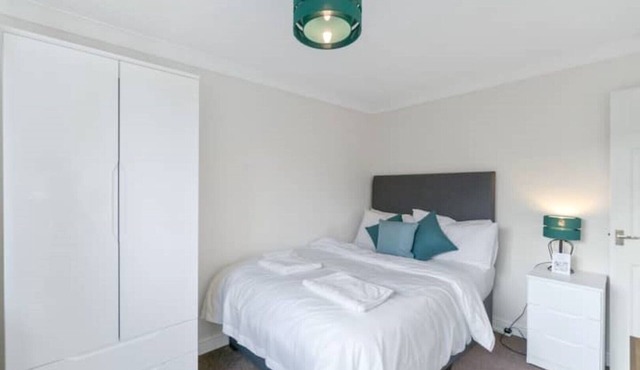 3 Bedroom W/Private Free Parking and Large Garden