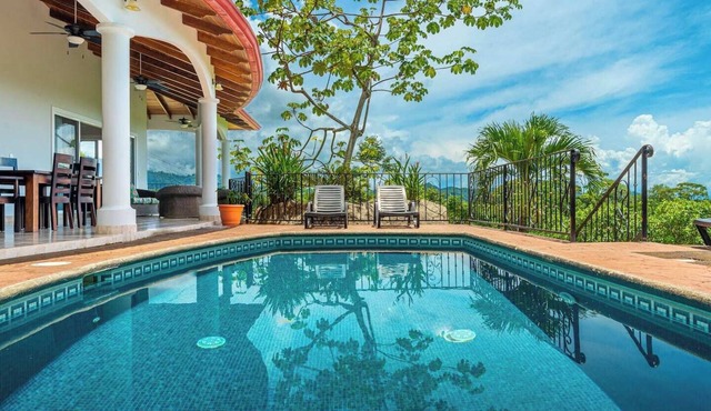 3 bedrooms-sleeps 7. Ocean views. Ojochal.