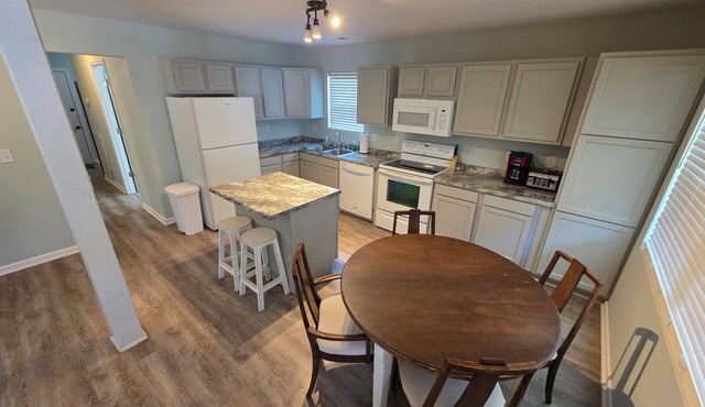 3 bedrooms -walk to SMPA