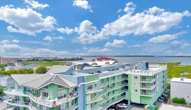 3 Beds & 3 Baths, + Sleep Sofa, in a Modern Mid-Island Condo, 1 Block to Beach
