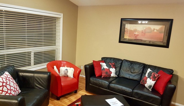 3 beds Private Cozy Patio + 4 mins Drive to restaurants, Starbucks