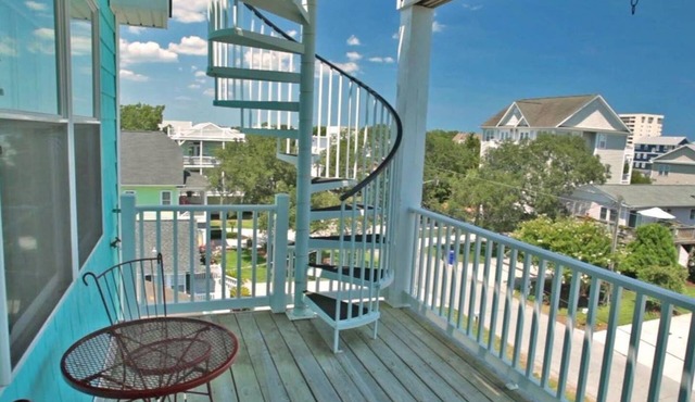 3 Blocks from the beach with Ocean views and Elevator