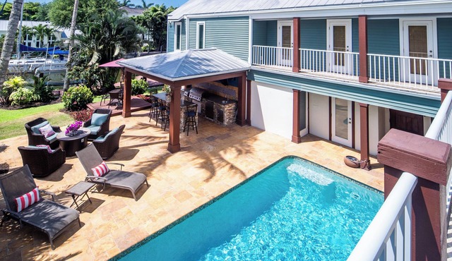 3-Blocks to Beach, Steps from 3rd Street Dinning, Waterfront Pool Home on Canal
