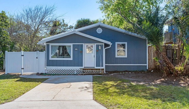 3 Blocks to the Beach, Cozy 2 bedrooms, 1 full bath home.