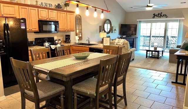 3 BR, 2 Bath Upper Level Condo on Table Rock Lake, Dock Access and fireplace