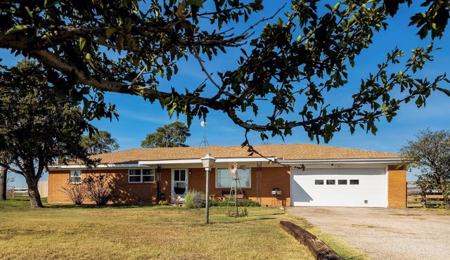 3 BR, 2 baths, sleeps 7, pets OK. HVAC. Fully equipped kitchen, washer/dryer.