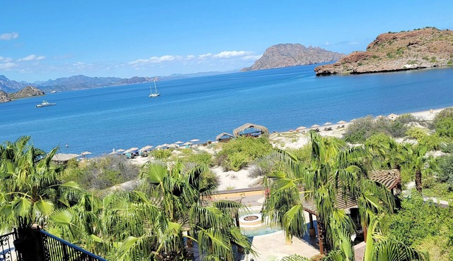 3-BR Luxury Suite on premier floor bay view at Villa del Palmar
