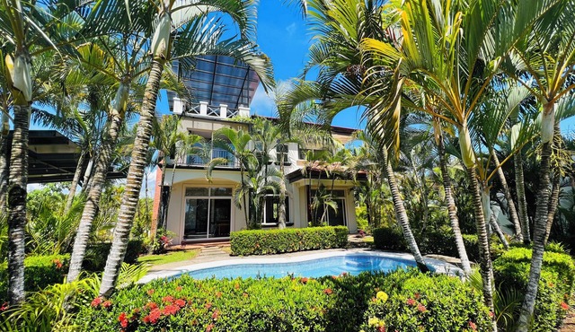 3-BR Villa, 5 min to Beach, AC, WiFi, Private Pool & Rancho, Esterillos Este