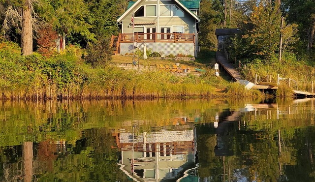 3 BR Waterfront retreat, great deck, beaches, fireplace & game room