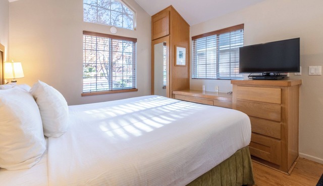 3 Chic Studios| Kitchen | Pool | Free Parking | Napa Opera House – 1.2 miles
