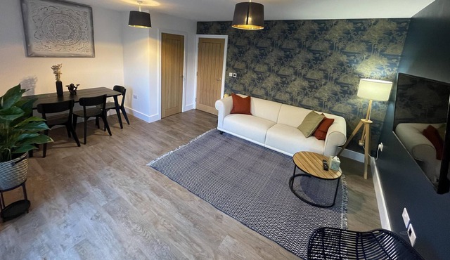3 Double Bed Luxurious House Near Heathrow Airport