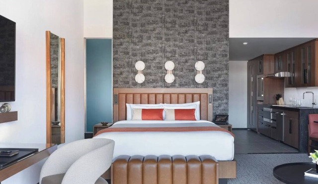 3 Elegant Rooms Ideal for Weekend Adventure Near Pioneer Park - 6.5 miles