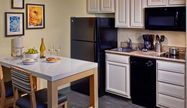 3 Family-friendly Suites W/Kitchen! Minutes to Twin Creek Preserve, FREE Parking