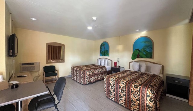 3 Functional Rooms w/2 Queen Beds – 2.8 Miles from Daytona Airport Convenience