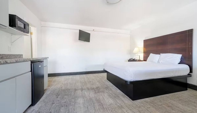3 Functional Studios with Essentials Near Restaurants & Parks