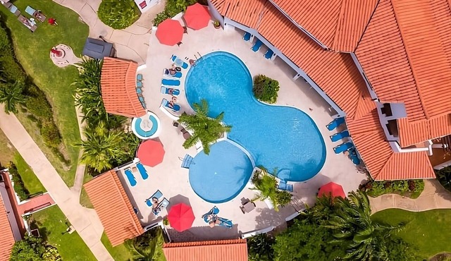 3 Garden Suites Close to Maycocks Bay and Mahogany Bay! Outdoor Pool, Parking!