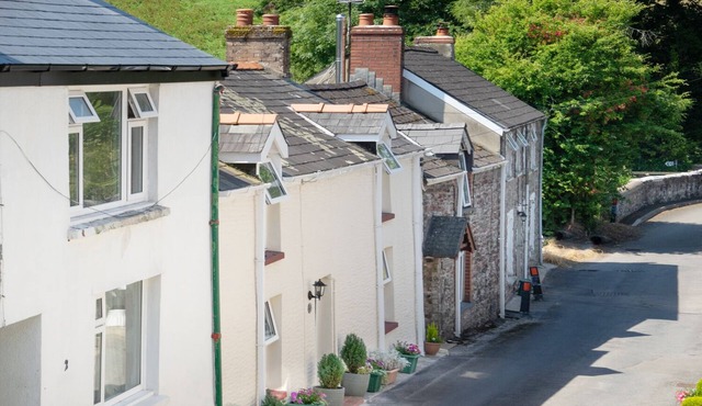 3 HORSE POOL ROAD, pet friendly, with a garden in Laugharne