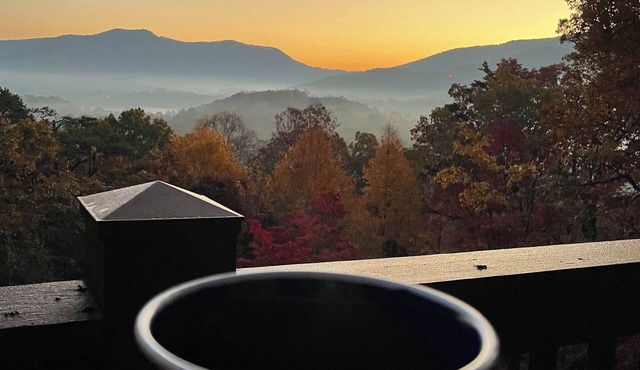 3 KINGS! Long Range Views, Hot Tub, Fire Pit, Pool Table - 1 mile off HWY 76