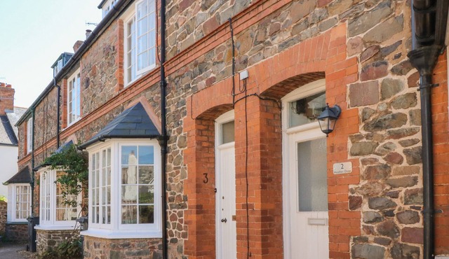 3 LOWERBOURNE TERRACE, pet friendly, with a garden in Porlock