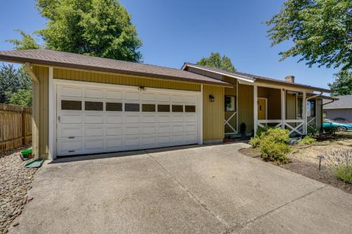 3 Mi Dtwn! Eugene Family Retreat w/Yard & Patio