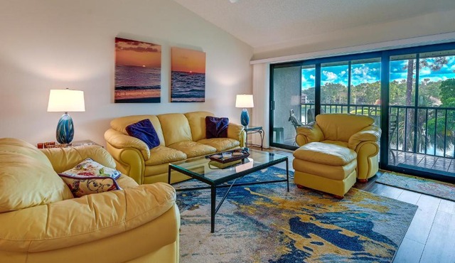 3 Mi to Beaches: Naples Condo w/Pool Access!