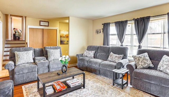 3 Mi to Berkshire Mall: Suburban Stay w/Yard!