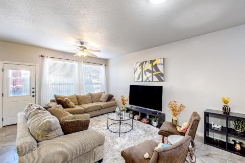 3 Mi to Downtown Conroe: Updated Townhome w/Yard