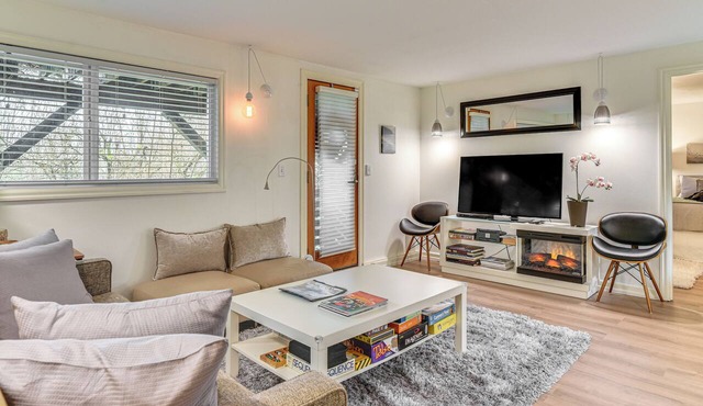 3 Mi to Downtown Portland: Lush Flat w/Fire Pit