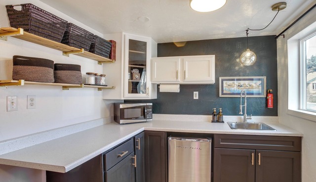 3 Mi to Downtown Spokane! Cozy Couples Retreat