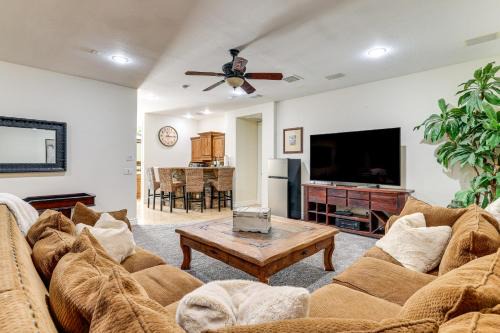 3 Mi to Dtwn Gilbert! Apt w/Shared Poolside Oasis