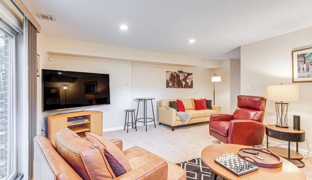 3 Mi to Dtwn Silver Spring: Convenient DC Area Apt