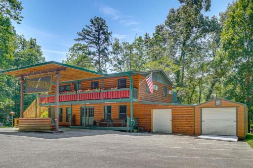 3 Mi to Lake Santeetlah! Rustic Apt w/Decks