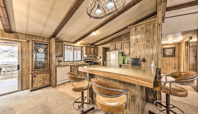 3 Mi to Ruidoso Winter Park: Home w/Fireplace!