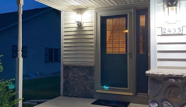 3 miles from EAA! Beautiful Oshkosh Duplex: The Westhaven