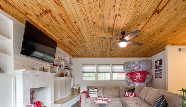 3 min drive to T-town! Big Al Blow Up, 5 TVs, Grill, 2 Living Rms, Bkyd & Patio