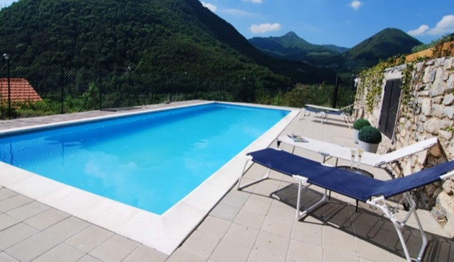 3 mins from Argegno, 2 bedroom, 1 bath, shared pool, sleeps up to 6