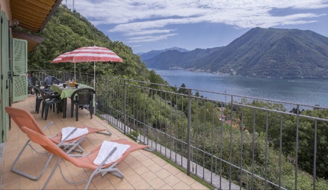 3 mins from Argegno, 2 bedroom, 1 bath, shared pool, sleeps up to 6