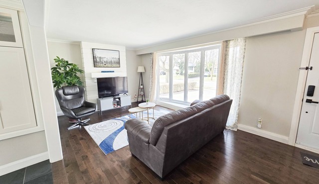 3 Mins to Waterfront! Family-sized bungalow halfway b/w Niagara Falls & CN Tower