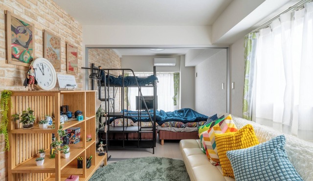 3 minutes walk from Ebisu station, 30 minutes from USJ, 10 minutes walk from Namba and Nihonbashi! 24h supermarket 2 min walk, many convenience stores, Don Quijote, Tsutenkaku Tower and other tourist attractions nearby!