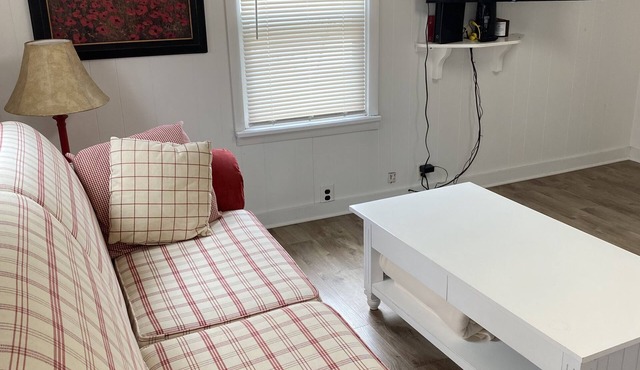 3 night minimum, 2 blocks from beach, close to pickle ball, 4 blocks to town.