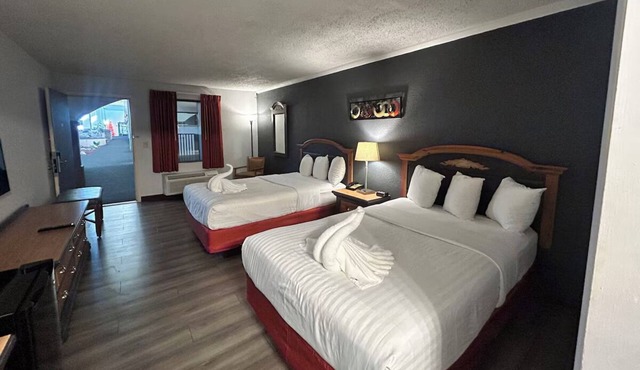 3 Relaxing Mattoon Rooms w/Breakfast | Dining, Golf & Recreation Nearby