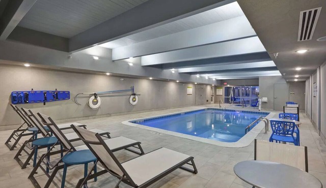 3 Relaxing Units Minutes to Frederik Meijer Gardens | FREE Breakfast, Pool!