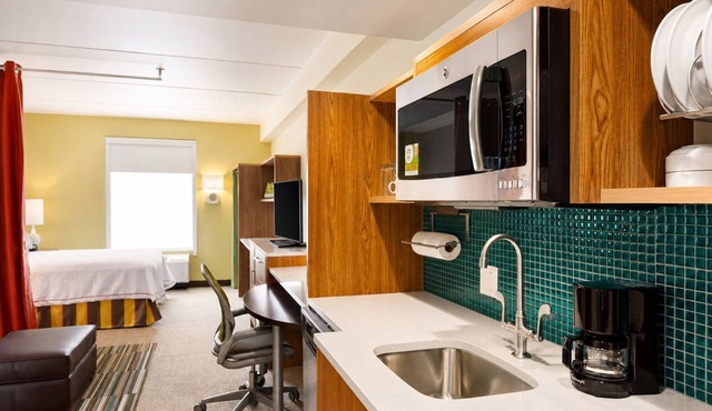 3 Relaxing Units! Onsite Pool, Kitchen, Pets Allowed, Near Six Mile Waterworks