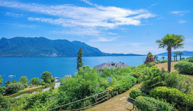 3-room apartment in an exceptional residence with approx. 8 ha. large park and pool